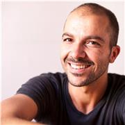 Clases de yoga iyengar, es decir, atención, precisión, dinamismo y conexión.